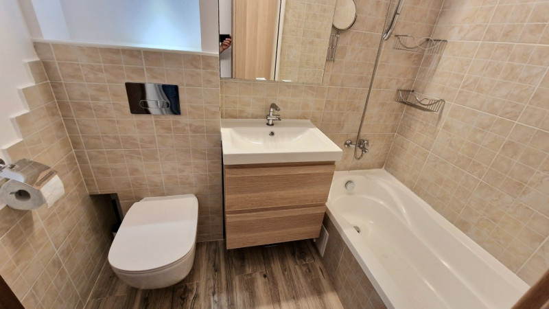 Ion Mihalache, Lainici - Apartament Renovat Modern, Etaj 1