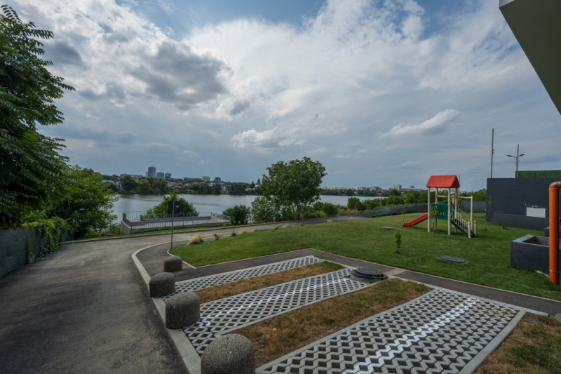 APARTAMENT CU TERASA GENEROASA SI VEDERE UNICA CATRE LAC