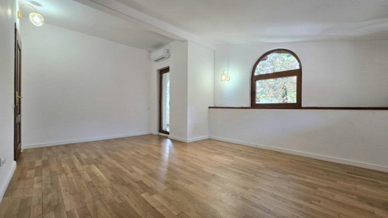 DOROBANTI - TELEVIZIUNE: ETAJ DE VILA ISTORICA RESTAURATA, 110 MP, PENTRU BIROU