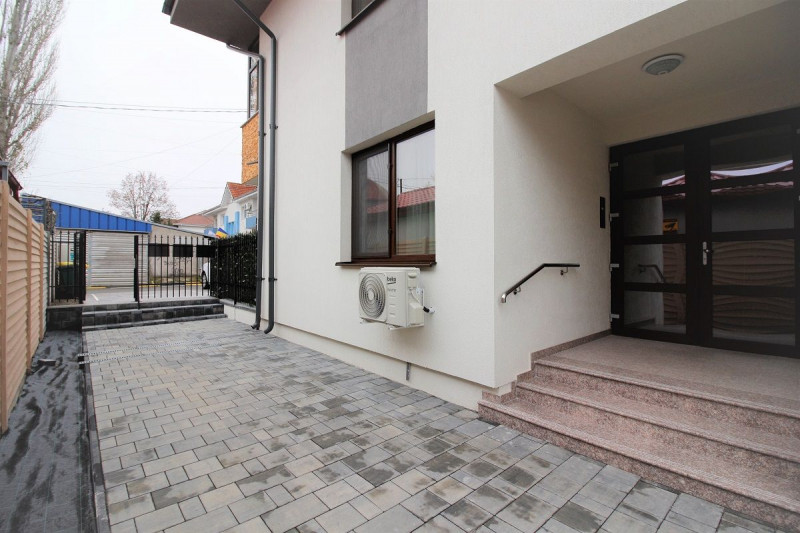 OTOPENI - ULTRACENTRAL, APARTAMENT NEMOBILAT CU GRADINA IN BLOC TIP VILA!